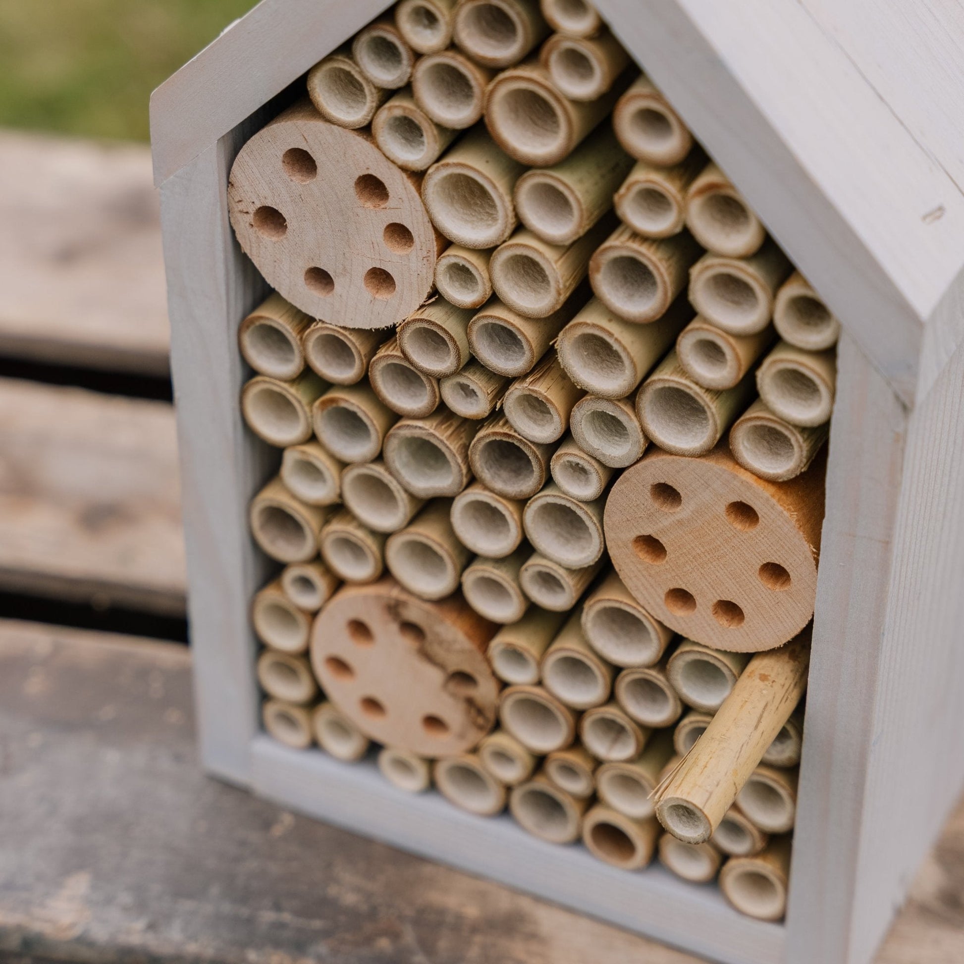 Insektenhotel, Kiefernholz, L: 14 cm B: 17 cm H: 28 cm
