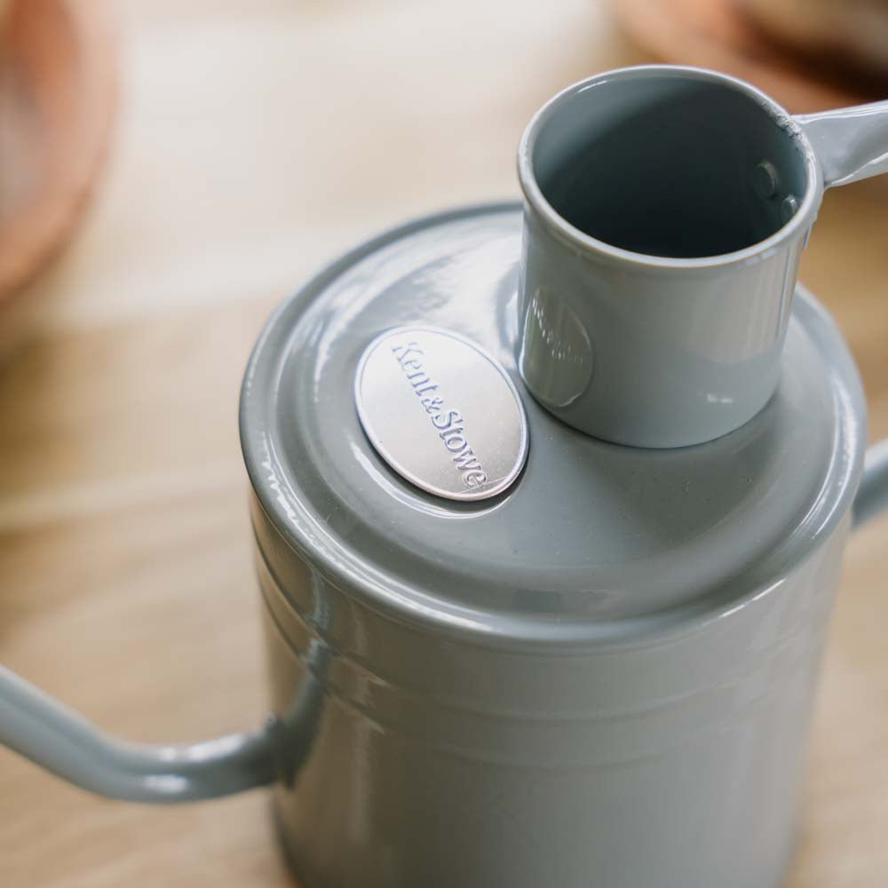 Metall Gießkanne für den Innenbereich, 1 L, warmes Grau