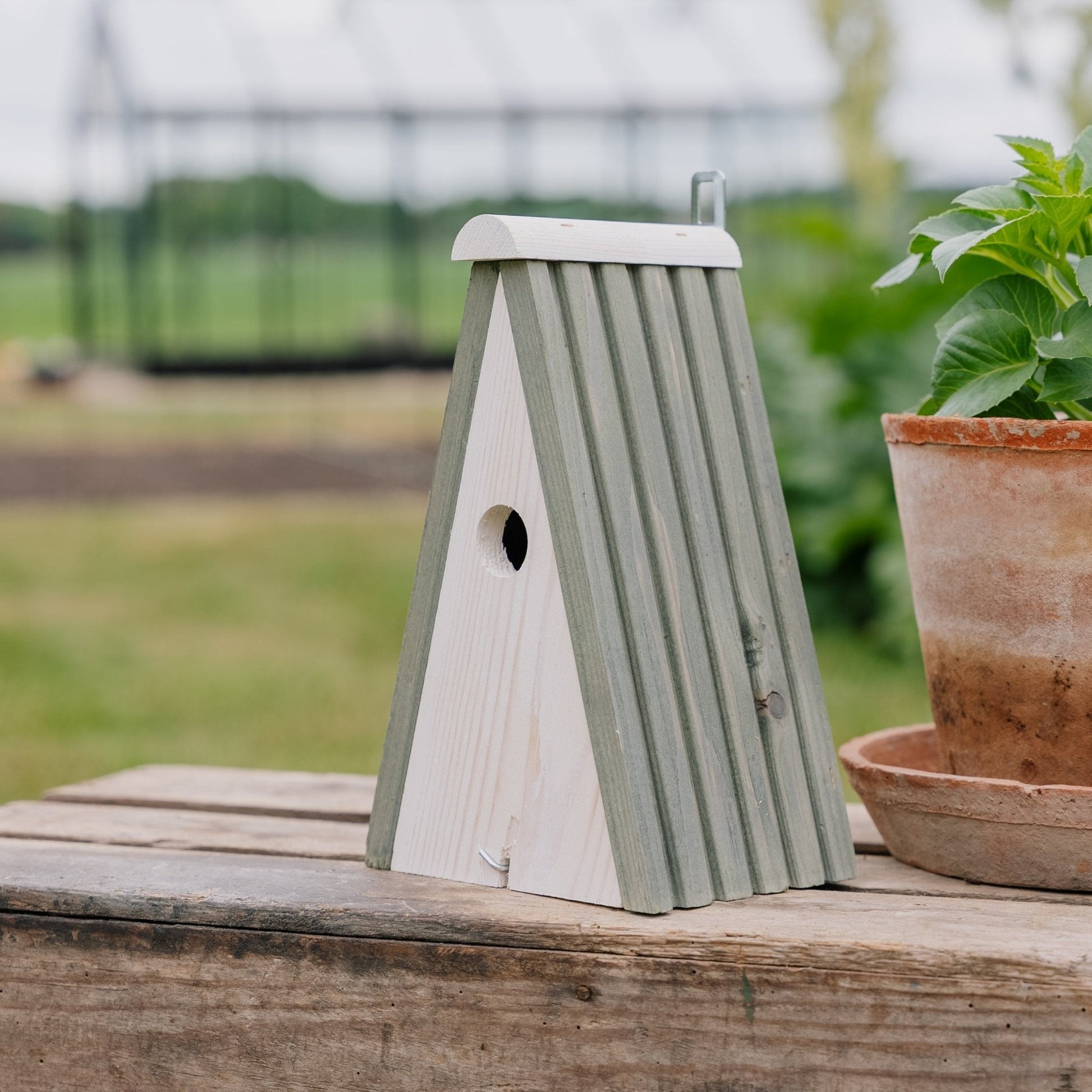 Nistkasten, Kiefernholz dreieckig, L: 16 cm B: 13 cm H: 26 cm