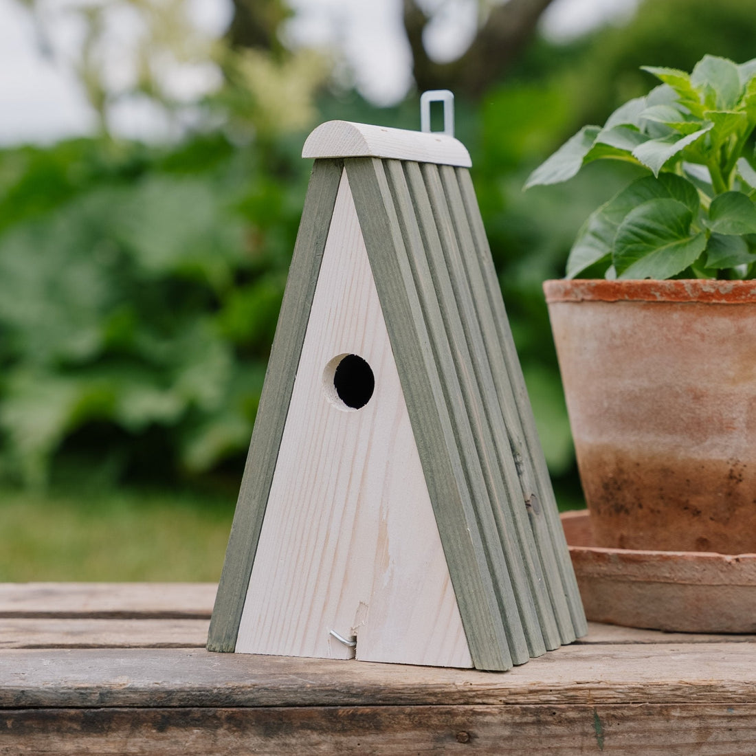 Nistkasten, Kiefernholz dreieckig, L: 16 cm B: 13 cm H: 26 cm