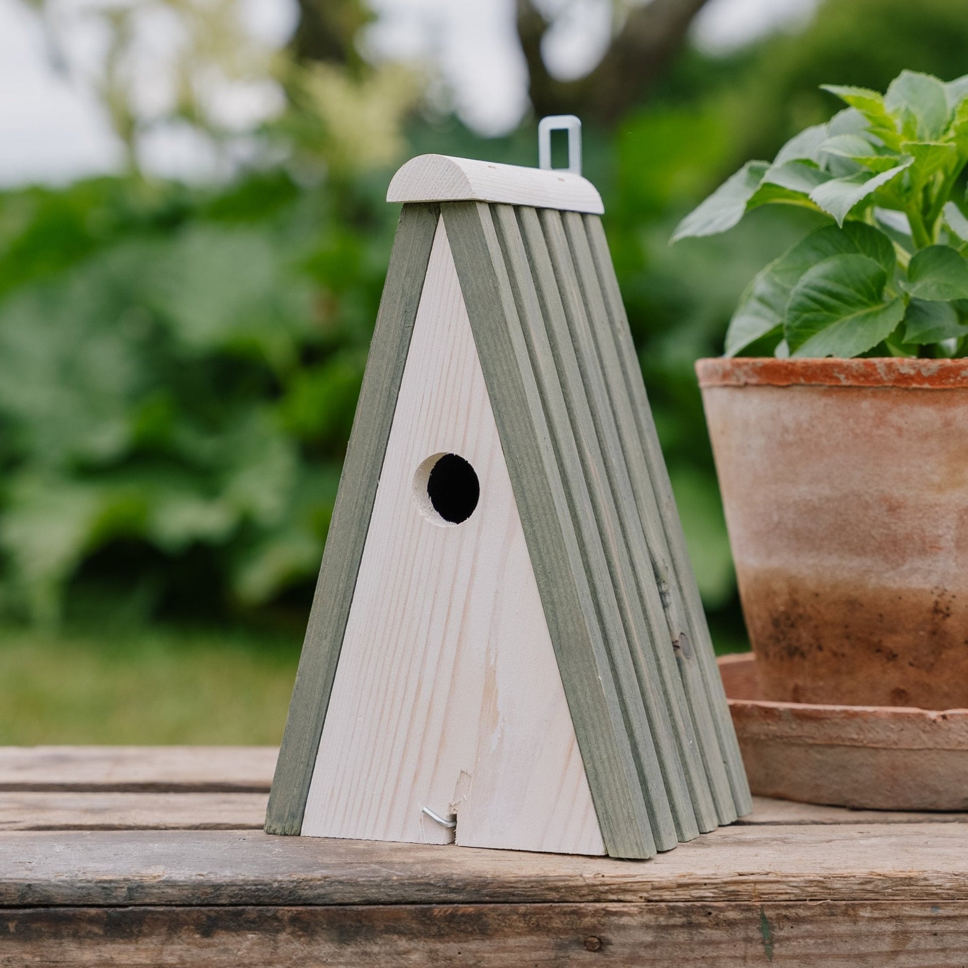 Nistkasten, Kiefernholz dreieckig, L: 16 cm B: 13 cm H: 26 cm