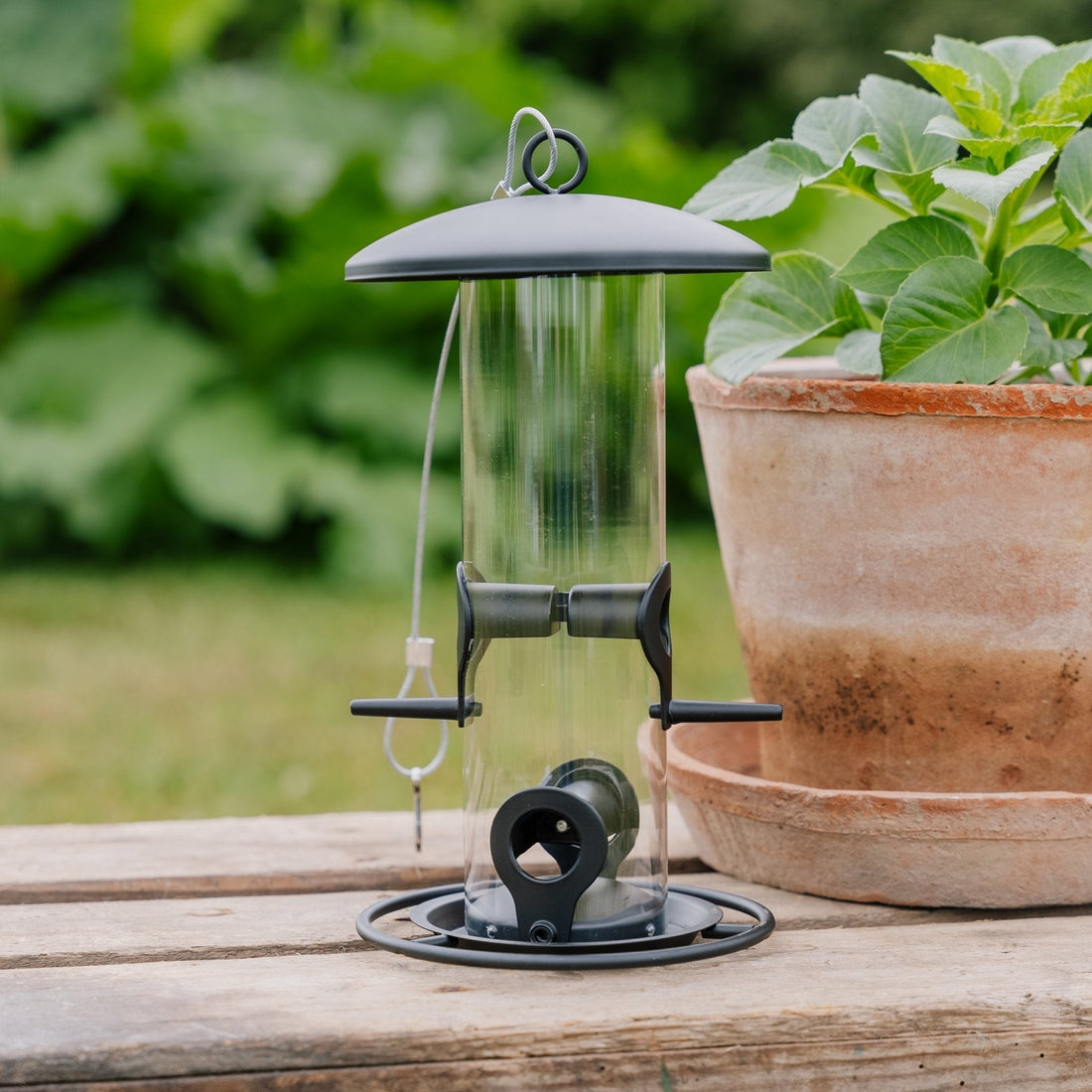 Schwarzer Vogelfutterautomat, O: 14 cm H: 26 cm